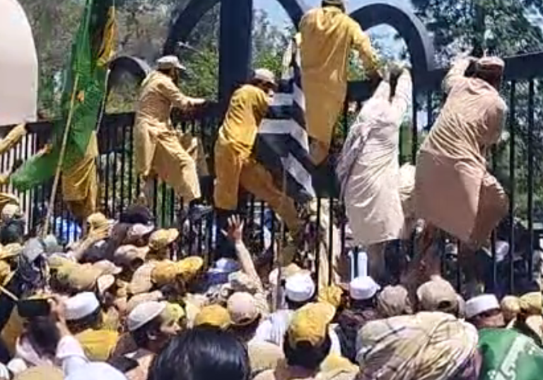 JUI WORKER CLIMBING GATES OF REDZONE