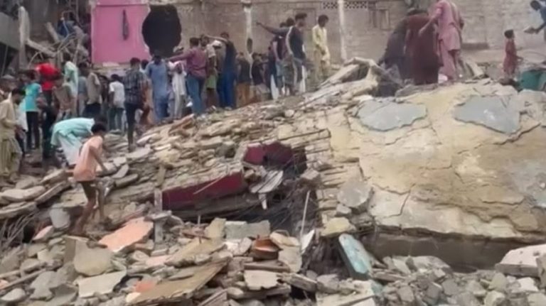 کراچی لیاری بغدادی میں عمارت گرگئی